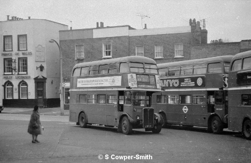 137,BW01,27,RT2522, FOS CLAPHAM, 137, CLAPHAM COMMON OLD TOWN,101976.jpg