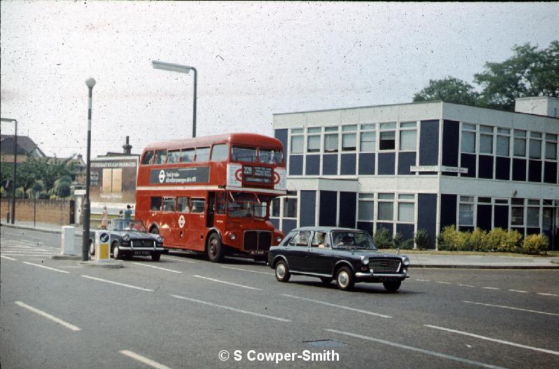 228,S19,10 RM848 FOS 228 Chislehurst Gordon Arms 061976.jpg