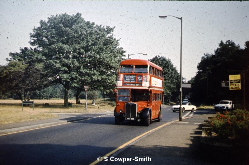 228,S19,22 RT2299 FNS Chislehurst 228 Chislehurst Gordon Arms 071976.jpg