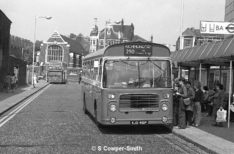 290,BW38,24,BL18,290,RICHMOND WAKEFIELD ROAD,HAMMERSMITH BUS STN,01051978.jpg