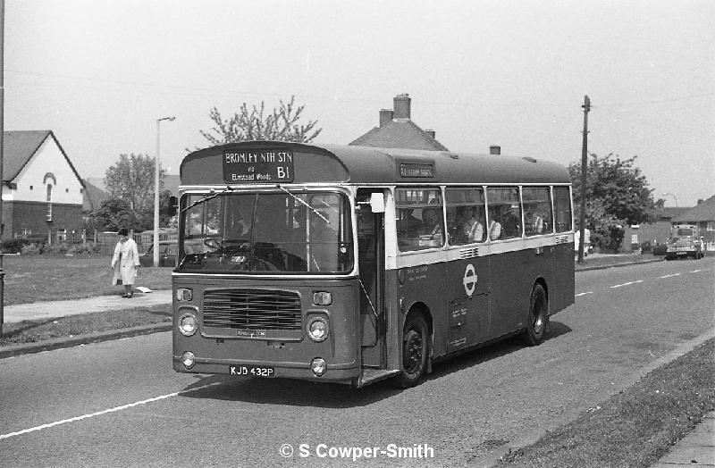 B1,BW37,33,BL32,B1,BROMLEY NTH STN,WILLIAM BAREFOOT DV SE9,01051978.jpg