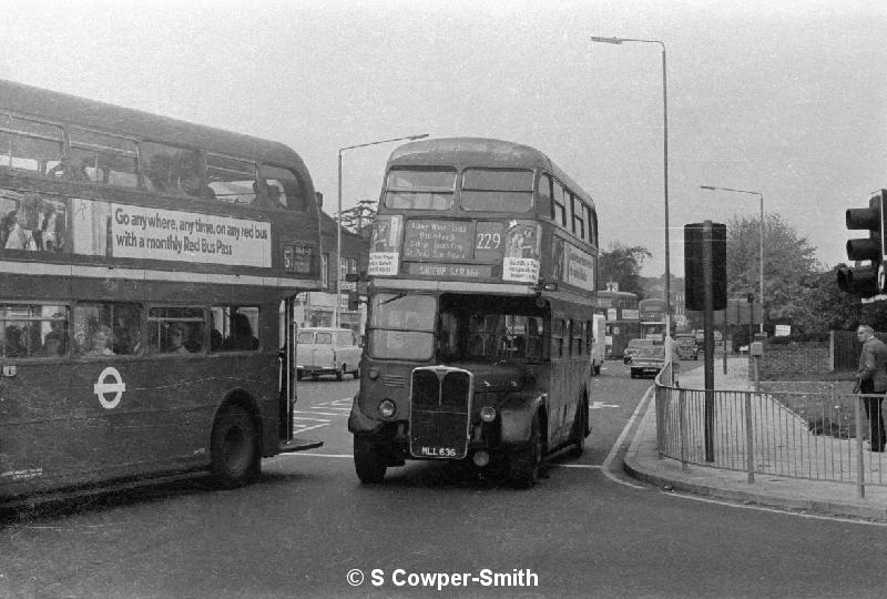 BW03,14, RT2889 229 SIDCUP GARAGE FOOTS CRAY HIGH ST OCT76.jpg