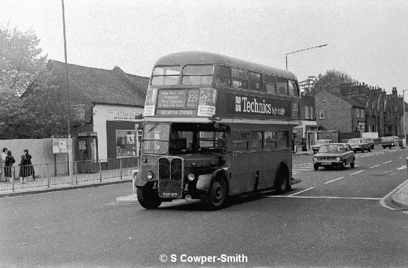 BW03,21, RT3810 229 ORPINGTON STATION FOOTS CRAY HIGH ST OCT76.jpg