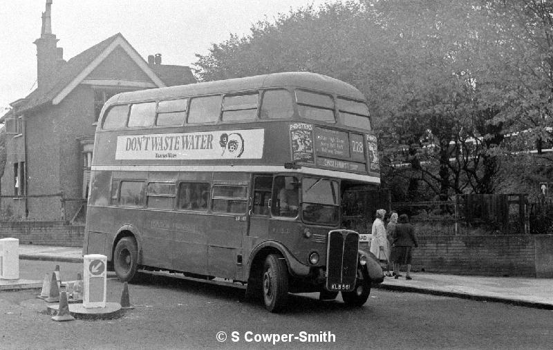 BW03,24, RT1312 228 CHISLEHURST GORDON ARMS ELTHAM WELL HALL OCT76.jpg