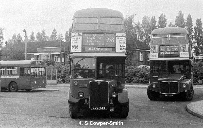 BW03,27 RT4076 228 CHISLEHURST GORDON ARMS ELTHAM WELL HALL, OCT76.jpg