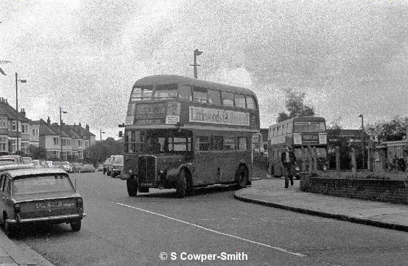 BW03,30 RT1341 228 CHISLEHURST GORDON ARMS ELTHAM WELL HALL STN OCT76.jpg