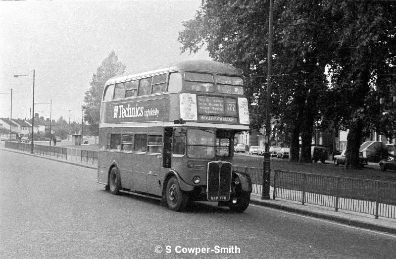 BW03,32 RT4422 122 BEXLEYHEATH GARAGE ELTHAM GREEN OCT76.jpg