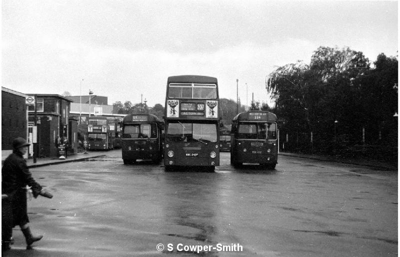 BW04,28 DM1242 207 ACTON HIGH STREET UXBRIDGE GARAGE 021076.jpg