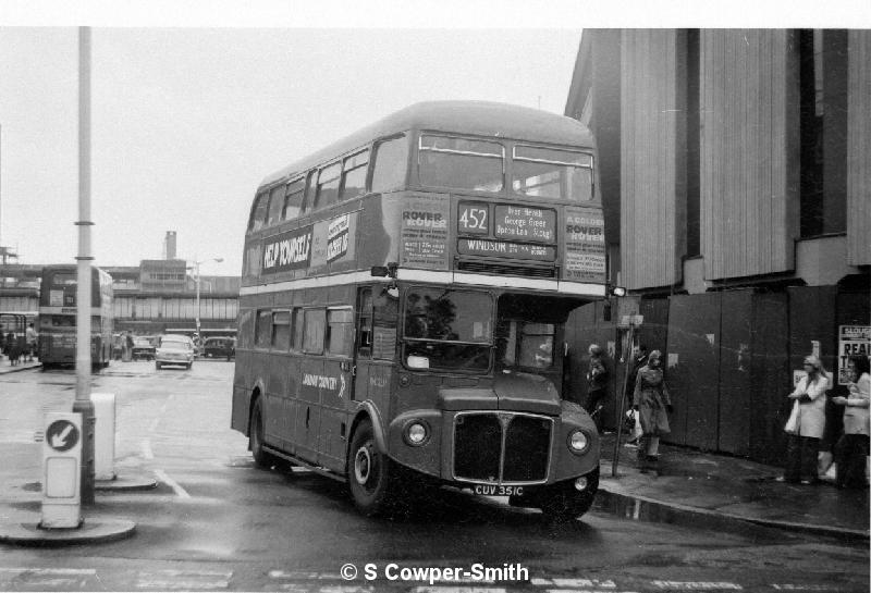 BW04,32 RML2351 452 WINDSOR BUS STN VIA STAGANDHOUNDS UXBRIDGE 021076.jpg