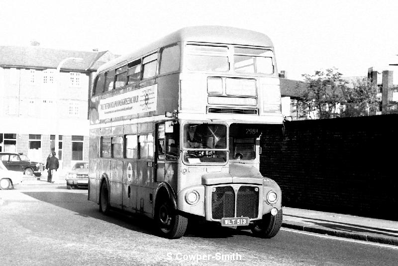 BW05,07 RM0513 298A TURNPIKE LANE STN SOUTHGATE 101976.JPG