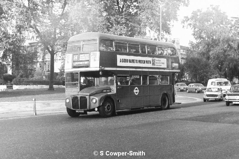 BW06,23 RML2632 HYDE PK CNR 14 PUTNEY OXFORD ROAD 101976.JPG