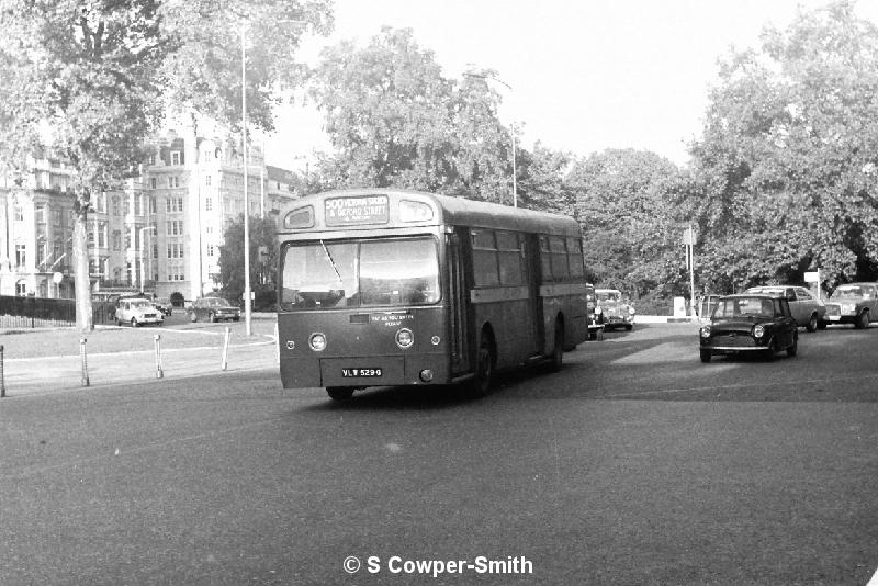 BW06,30 MBA529 HYDE PK CNR 500 VICTORIA STATION 101976.JPG