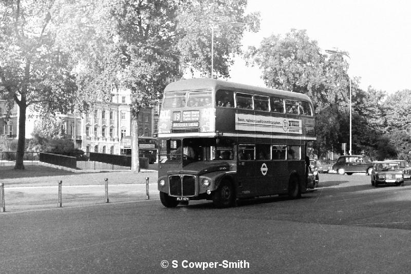 BW06,31 RM0474 HYDE PK CNR 19 BATTERSEA GARAGE 101976.JPG