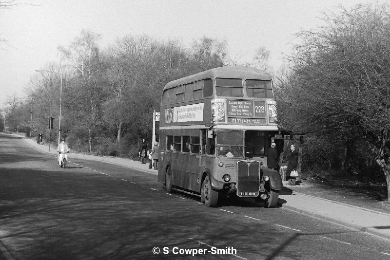 BW11,09,RT4051,228,Eltham Well Hall Station,Chis War Mem,021977.JPG