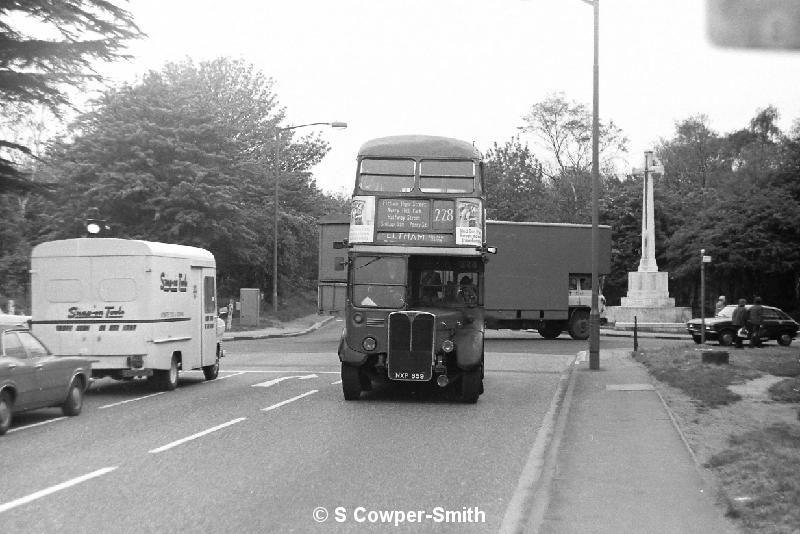 BW17,29,RT4567,228,ELTHAM WELL HALL STATION, CHISLEHURST WAR MEMORIAL,20051977.JPG