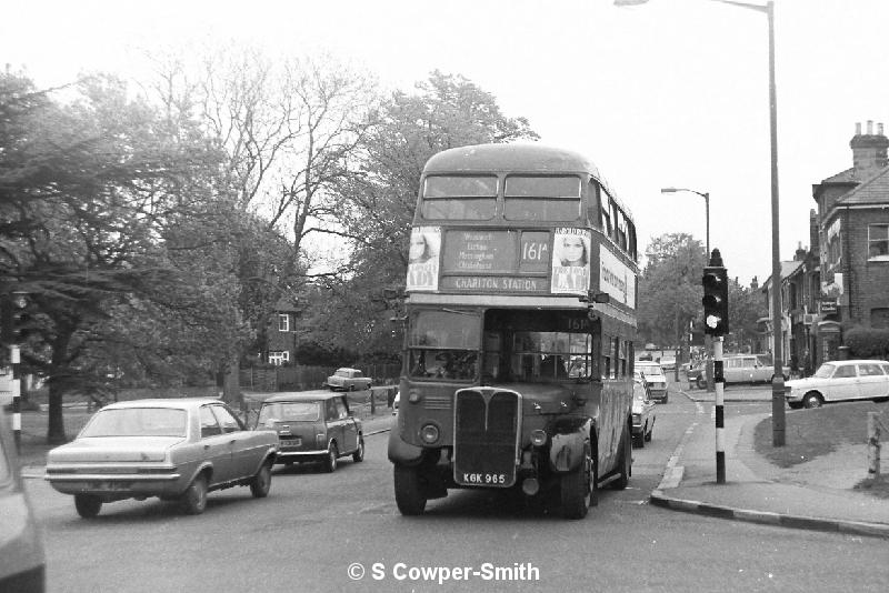 BW17,30,RT2156,161A,CHARLTON STATION, CHISLEHURST WAR MEMORIAL,20051977.JPG