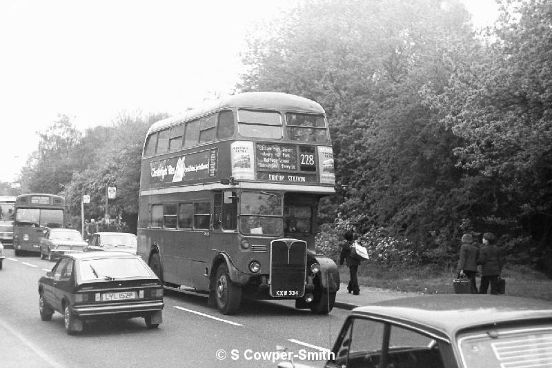 BW17,31,RT1688,228,SIDCUP STATION, CHISLEHURST WAR MEMORIAL,20051977.JPG