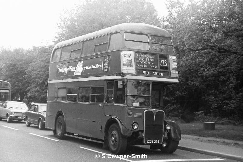 BW17,32,RT1688,228,SIDCUP STATION, CHISLEHURST WAR MEMORIAL,20051977.JPG