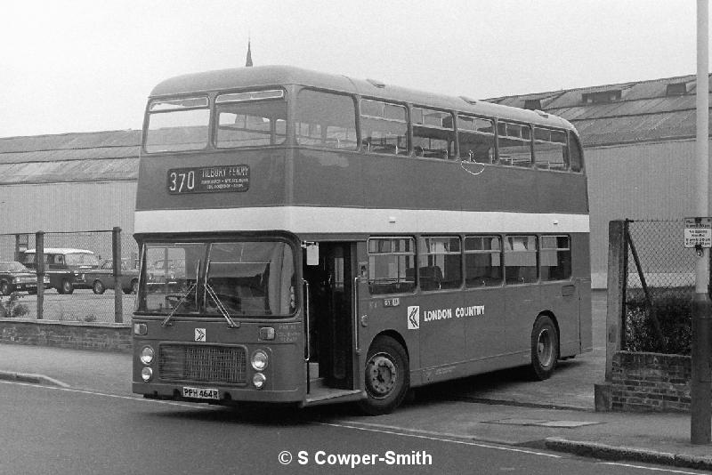 BW19,11,BT04,370,TILBURY FERRY,ROMFORD GARAGE,071977.JPG