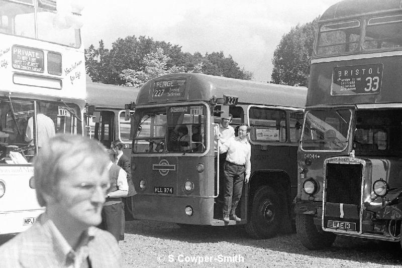 BW19,23,RF337,,,HILLINGDON BUS GATHERING,071977.JPG