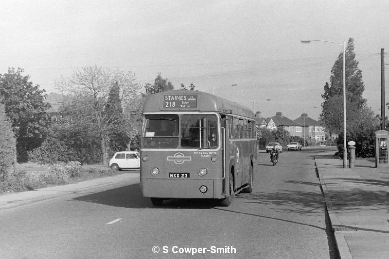 BW20,07,RF381,218,STAINES VIA LALEHAM,LALEHAM RD,JUNE 1977.JPG