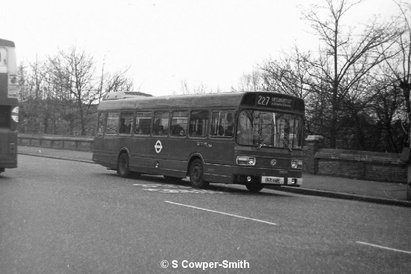 BW22,23,LS061,227,CHISLEHURST GORDON ARMS,CRYSTAL PALACE,JAN 1978.JPG