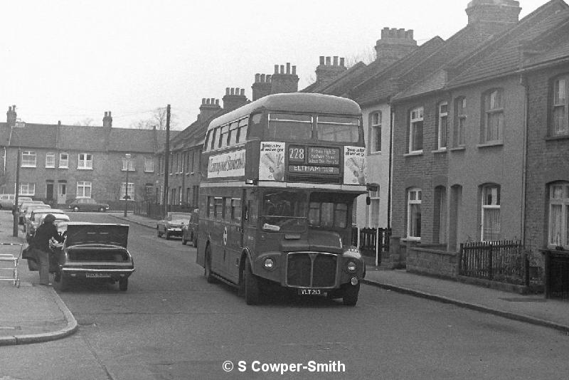 BW23,32,RM0213,228,ELTHAM WELL HALL STATION,CHISLEHURST GORDON ARMS,JAN 78.JPG