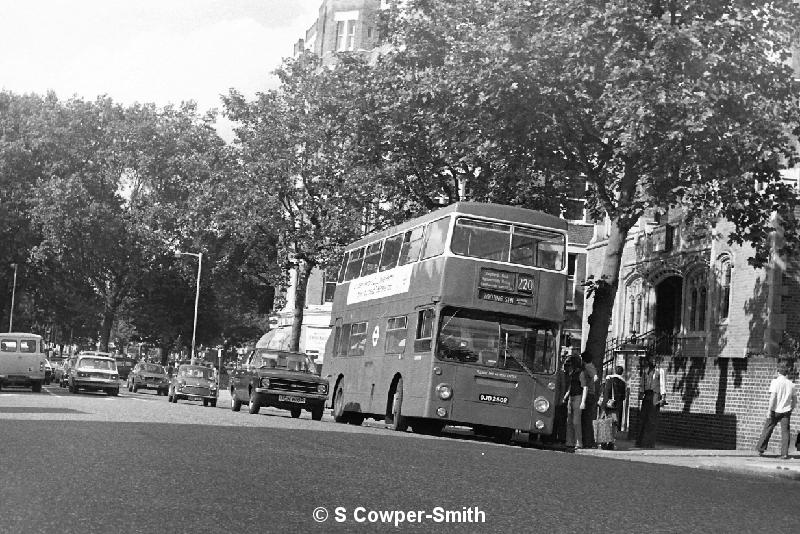 BW25,02,DMS2250,220,Tooting Stn Southern Station,Shepherds Bush Rd,Sept 1977.JPG