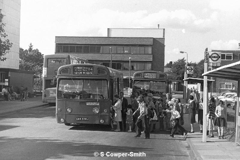 BW25,05,SMS338,114,Harrow Weald Red Lion,Ruislip Stn,Sept 1977.JPG