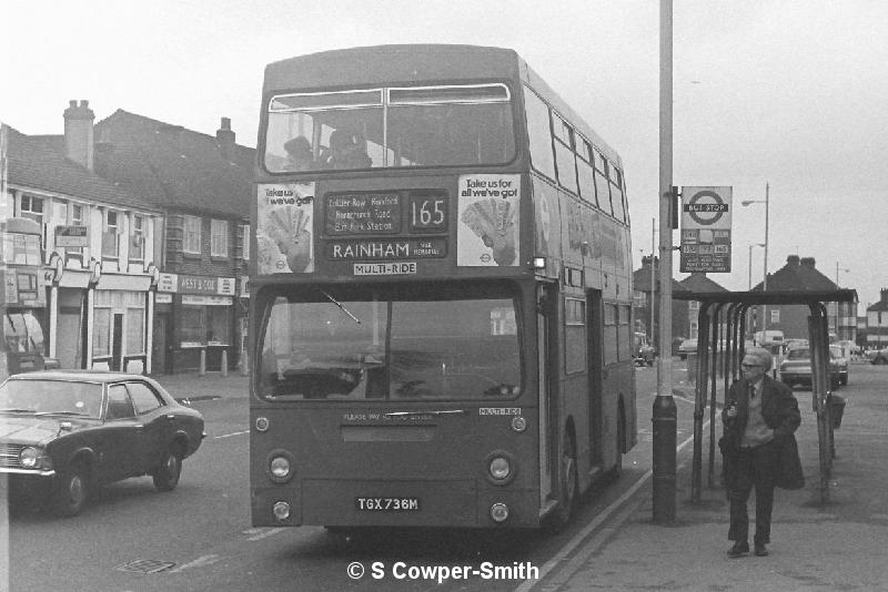 BW26,23,DMS0736,165,RAINHAM WAR MEMORIAL,HORNCHURCH GARAGE,Feb-78.JPG