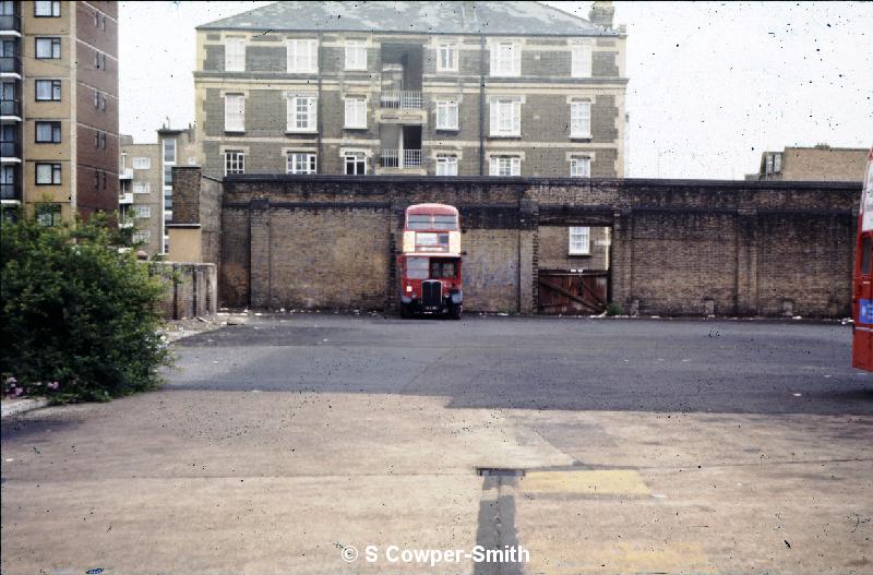 S07,04 RT484 WATERLOO BUS STN JULY 1975.jpg