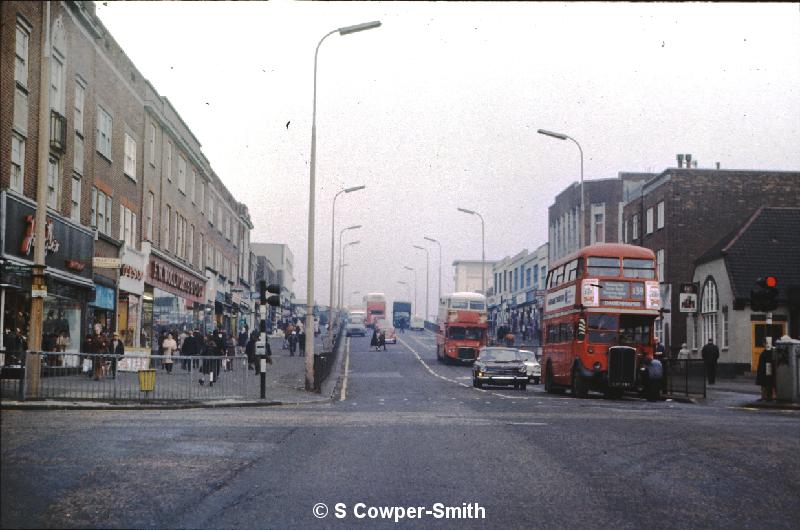 S07,12 RT2837 FOS DAGENHAM 139 DAGENHAM NEW ROAD OCT 1975.jpg