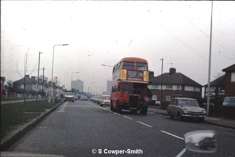 S07,14 RT2295 FOS DAGENHAM 175 NORTH ROMFORD CHASE CROSS 101975.jpg