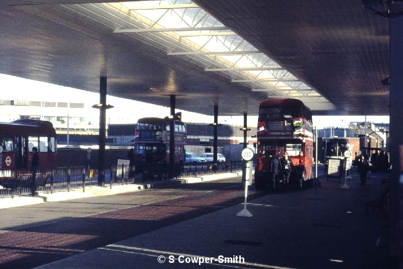 S25,33 RT1301 105 Shepherds Bush Wells Road Heathrow Bus Stn 101977.JPG