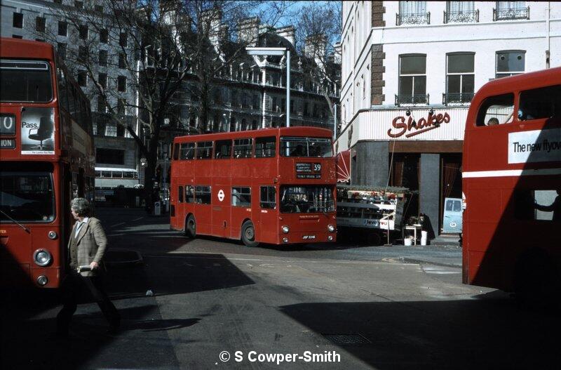 DMS334 39 Putney Bridge Stn 1981.jpg