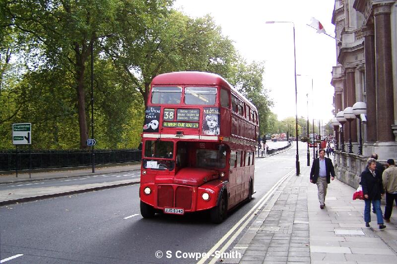 RML2534 FNS 38 Tottenham Court Road Stn Piccadilly 281005.JPG