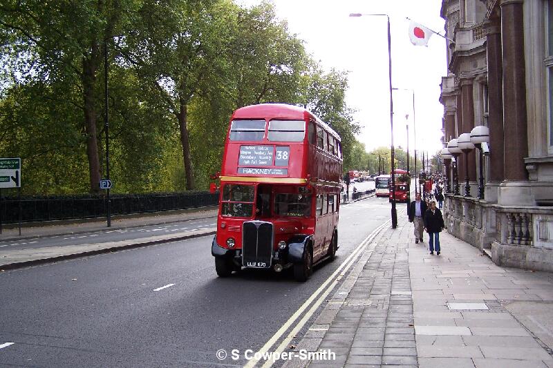RT3871 FNS 38 Hackney Clapton Bus Garage Piccadilly 281005.JPG